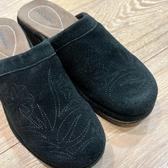 DOCKERS black suede clogs with decorative floral stitching - Picture 3 of 12